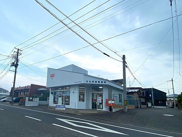 仙台袋原郵便局9時～17時まで営業しております。道路を挟んだ向かい側に駐車場もございます。 650m