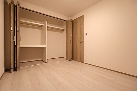 5帖の洋室。お洋服を掛けて収納できるクローゼット完備！