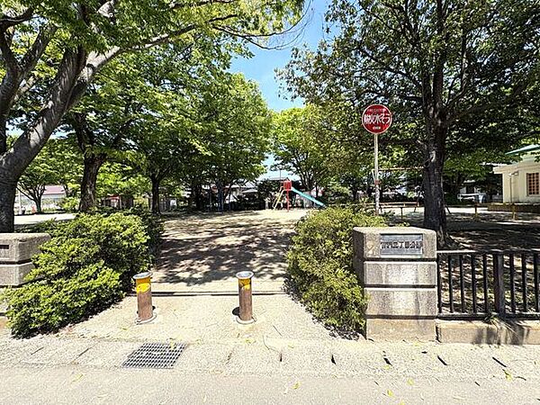 富沢三丁目公園滑り台やブランコなどの遊具や公衆トイレが設置された公園です。 170m