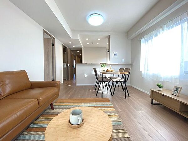 13.7帖のリビング。南西角部屋につき日中でも電気いらずでエコな暮らしに◎