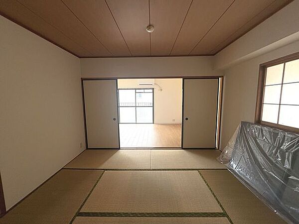 8帖の和室。リビングに隣接しており、ゆったりくつろげる空間です。角部屋につき窓付きで開放的♪