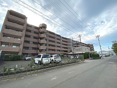 小中学校やドラッグストアが徒歩6分と生活施設が充実の環境です!嬉しいペット飼育可能♪