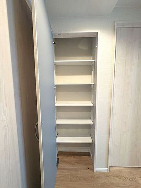 廊下収納もございます。可動棚仕様で日用品のストック等に活躍します！