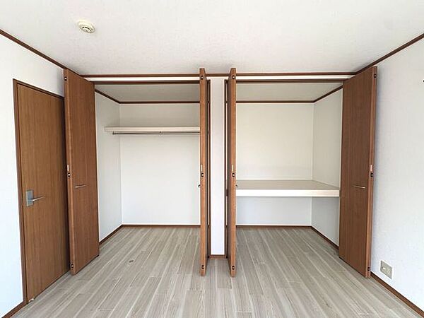 9帖の洋室。お洋服だけでなく、キャリーケース等の荷物もすっきり収納できるクローゼット完備！
