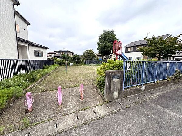 吹上4号公園滑り台や鉄棒等の遊具やベンチを設置した公園です。 450m