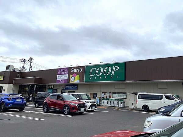 みやぎ生協 柳生店9時30分～21時30分まで営業しております。100円ショップのSeriaが併設されており、クリーニングやリサイクルのサービスも利用可能です。 2100m