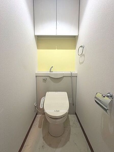 温水洗浄便座付トイレ。上部収納棚にはペーパーや掃除用品の保管が可能です。