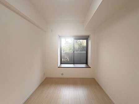 4.8帖の洋室。お部屋に開放感が生まれる出窓付き♪日が差し込みお部屋の換気もできるので学習効率UP！