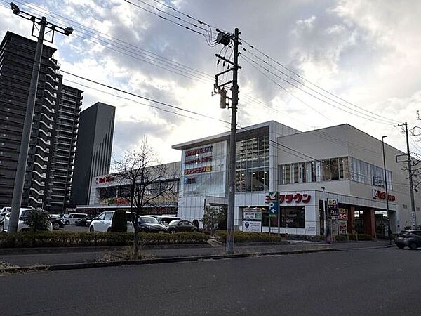 ヨークタウンあすと長町9時～22時まで営業しております。スーパーやドラッグストア、衣料品店等がございます。 450m