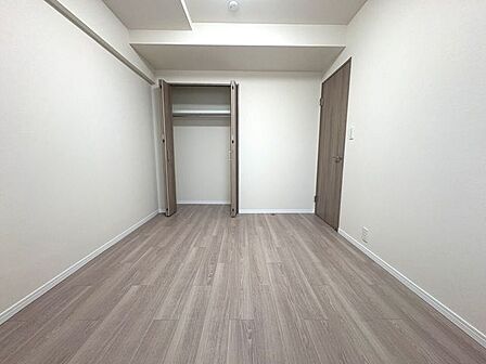 6帖の洋室。収納もついていて整理しやすお部屋です。