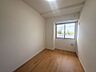 洋室：5帖の洋室1。角部屋につき、全室窓付きで陽光差し込む明るいお部屋となっております。