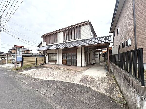 小学校やスーパー等の生活施設が徒歩10分圏内に揃った暮らしに便利な環境です！