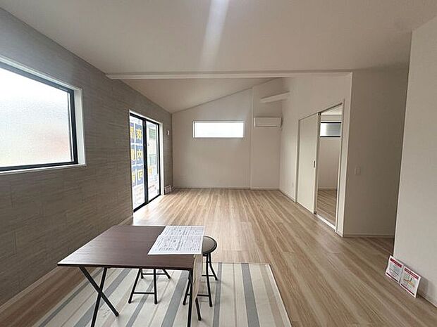 19.4帖のリビング。南向きの窓から明るい光が差し込みます。家事効率が上がる平屋の間取り♪