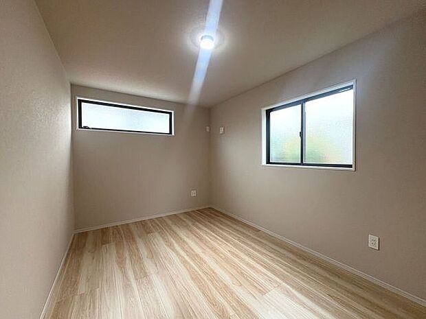 9帖の洋室。全室フローリングでお部屋のお掃除が楽々!二面採光で明るい空間です。