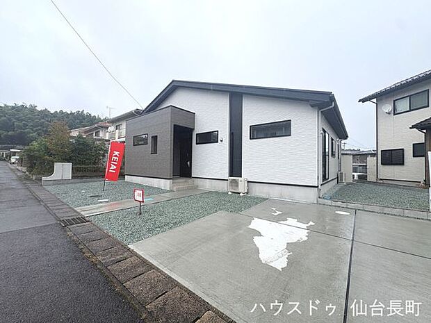 スマートで落ち着いた暮らしを望める平屋建て。並列3台駐車可能なカースペースも完備しております。