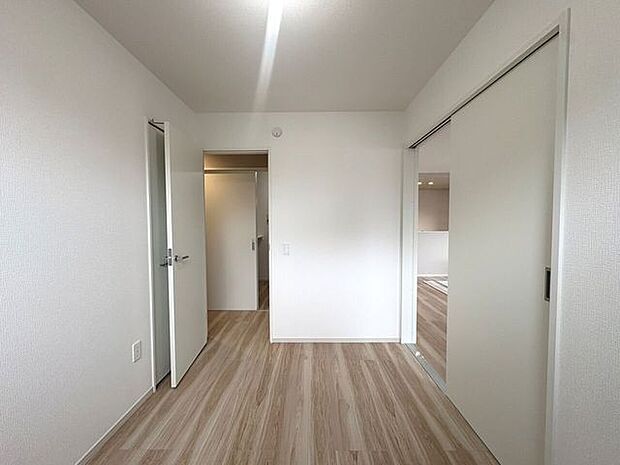 4.3帖の洋室。廊下からの出入りも可能です。来客部屋としての使用も◎