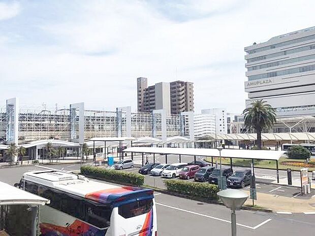 宮崎駅宮崎市中心部にある宮崎市の玄関口。日豊本線、日南線、宮崎空港線を直通で結ぶ。大型商業施設と隣接する。 800m