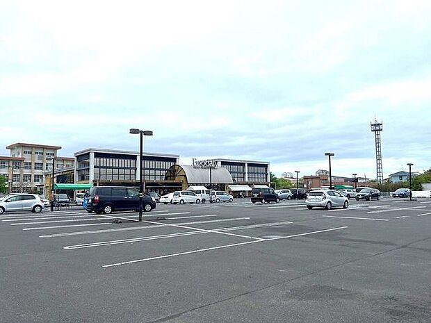 フ―デリー 赤江店営業時間:AM10:00〜PM9:00。イートイン(店内12席、テラス12席)、生産者産直コーナー、宮崎銀行ATM(10:00-21:00 土日祝日もご利用可能)あり。 1080m