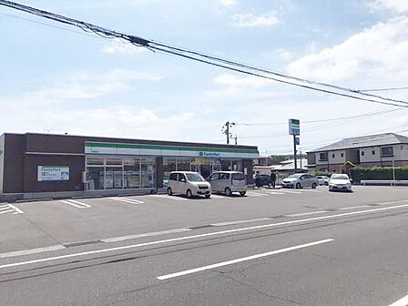 ファミリーマート潮見店宮崎市潮見町にある飲食品、日用品を扱うコンビニエンスストアチェーン。 930m