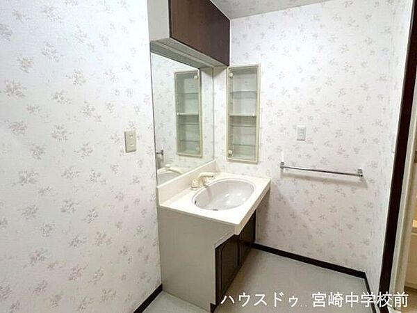 CGで小物は消しています。