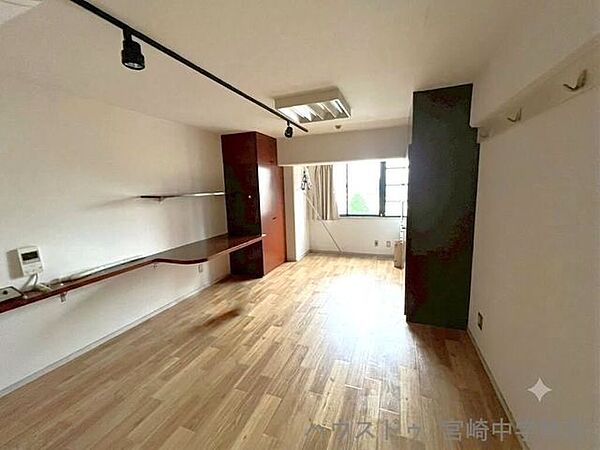 CGで家具・小物を消しています。