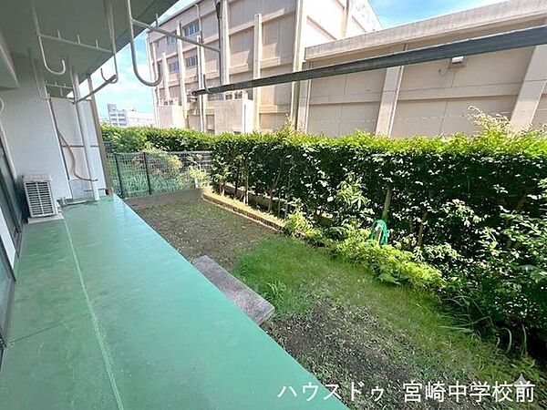 専用庭。AIで小物は消しています。