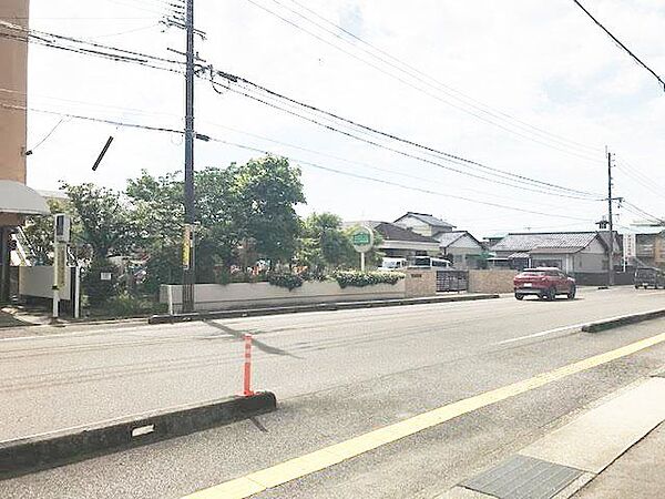 みどり幼稚園宮崎学園短期大学付属みどり幼稚園。一時保育、延長保育、学童保育を行う保育施設。 1370m