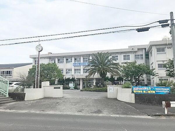 檍中学校宮崎市吉村町にある私立中学校。生徒数592名(令和4年4月時点)創立72年を迎えた歴史と伝統を有する中学校です。 1850m