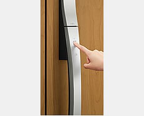 スマートキー　　遠隔で施錠・開錠ができカギを差し込む手間が短縮できます。玄関ドアのハンドル部でも操作が可能でお買い物帰りでもストレスなく開閉できます。