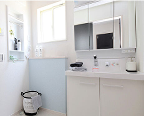 洗面化粧台　　お手入れしやすく使いやすい3面鏡付きの洗面台。収納スペースも広く、洗剤や掃除道具をたっぷりと収納できます。