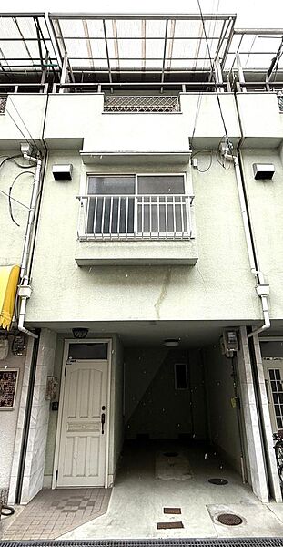 駐車しやすい！前面生活道路幅員約4.9ｍ。ビルトインガレージの為、雨天時の乗り降りやお買い物も安心。愛車を自宅目の前に置けるので、戸建てならではの自由なガレージライフを送ることができます。