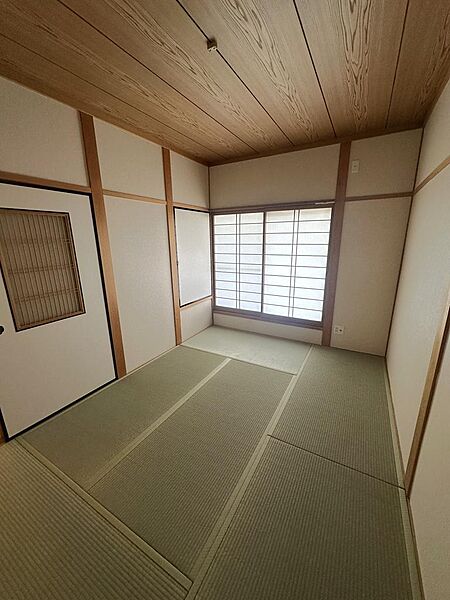 ３F和室約6帖、収納付。2025年10月和室畳表替、全室クロス貼替。バルコニーに面しています。
