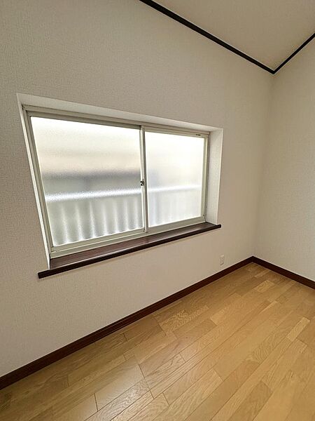 3F洋室約8帖にロフト付！(トップライト有)。開放感のある空間です！トップライトから採光が差し込みます。2025年10月全室クロス貼替。