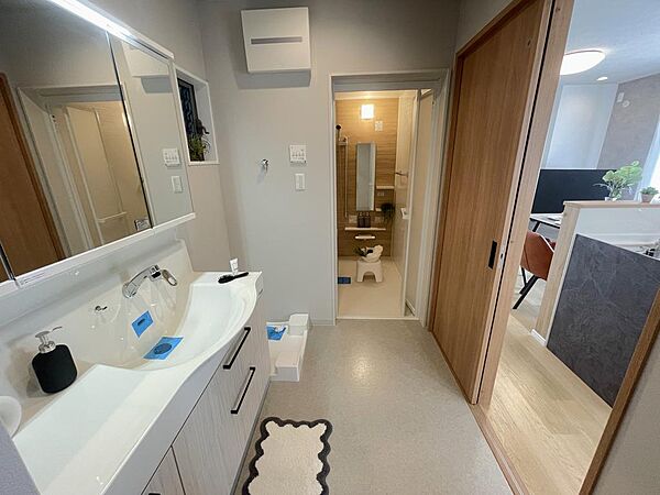 キッチンから洗面室へ直アクセス可！お風呂あがりのお子様もスムーズにキャッチできます。