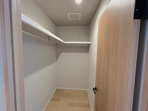２F北西側洋室のウォークインクローゼット。お子様の大型おもちゃやスポーツ用品等アイデア次第で便利に使えます。