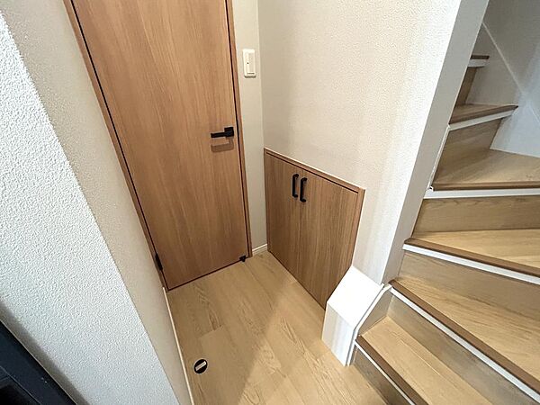 防災用品やストック品の収納に便利な階段下収納。