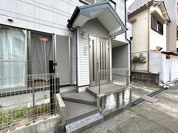 1階玄関ポーチ屋根新調しました！コンビニ5分、スーパー・ドラッグストア9分、買い物便利な立地です。