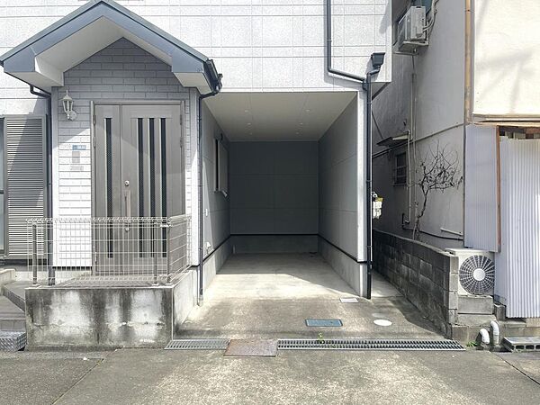車庫内塗装済！駐車1台可(車種による)。ビルトインガレージ付2階建です。車庫部分：幅約2.4m、長さ:約7m（屋根のない部分＋約1.6m分全長にゆとりがあります）