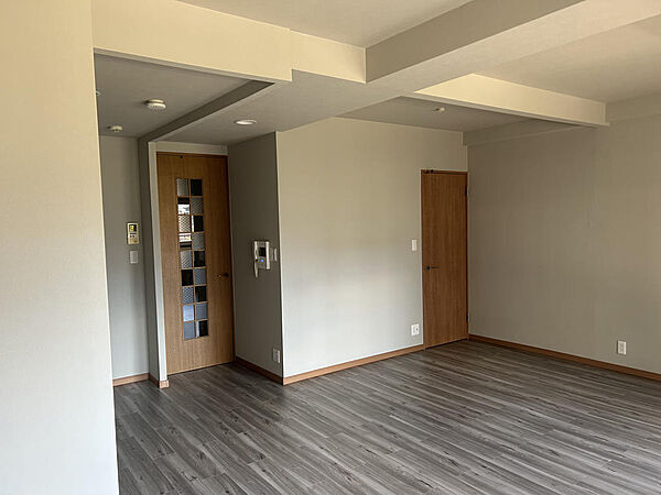I型キッチン付リビングルーム。南東向きで明るい空間です。