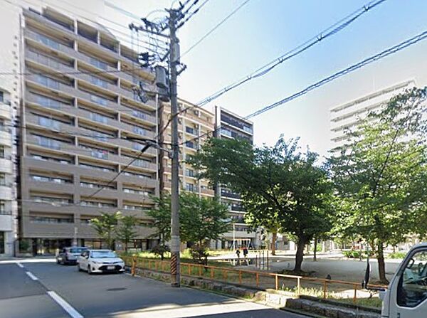 江戸堀西公園が目の前。