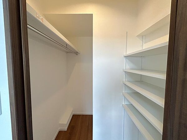 洋室5帖。お部屋が広く使える大型WIC付です。