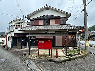 外観:雨戸付きの部屋数の多いお家です! 外観:雨戸付きの部屋数の多いお家です!