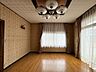 洋室：玄関ホールにつながる洋室。応接室だったと思われる場所！ダイニグキッチンに繋がるので、リビングとしての利用できそうです！