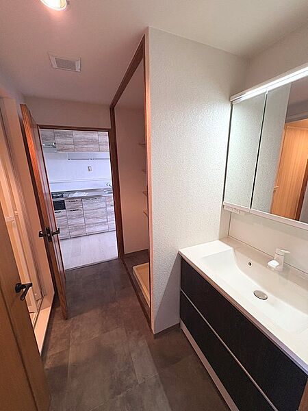 【洗面室】キッチンから洗面室、浴室に繋がるウォークスルーで、忙しい朝の支度もスムーズに♪