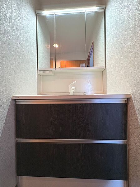 【洗面室】三面鏡裏にはご家族分の洗面用具を収納可能。