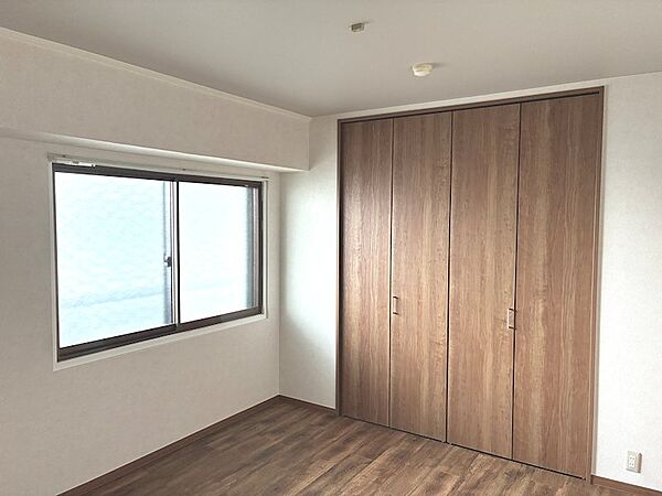 【洋室:約6.0帖】寝室や仕事部屋、子供部屋などライフスタイルに合わせてご活用ください。