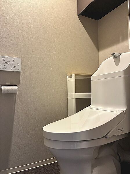 手洗い、吊戸棚付きのトイレです。