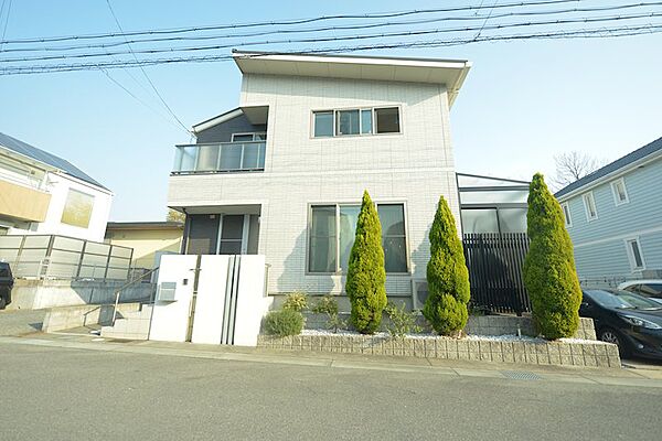 建物の周りは空間があり、陽当たり良好