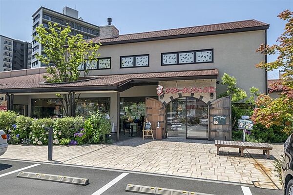 りくろーおじさんの店彩都の森店（620m）