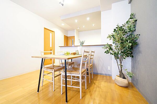 明るく広々としたダイニングは、食事の時間を豊かに彩ります。家族団らんの中心となる空間です。